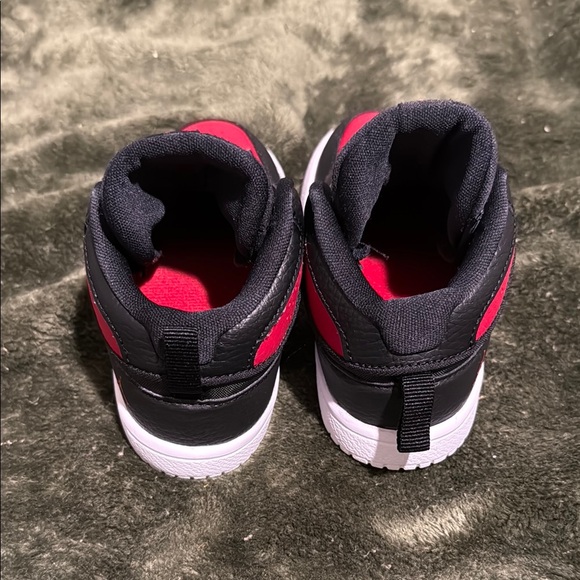 Jordan Black and Red Iconic Sneakers - Picture 5 of 5